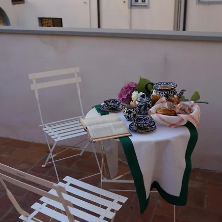 아파트 Walls Center